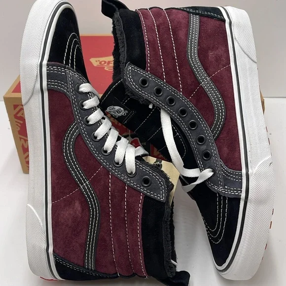 Vans Men’s Sk8-Hi Mte
(Mte) Port Royale/Black
VN0A4BV7XKZ
Boots Sneakers - Picture 12 of 16